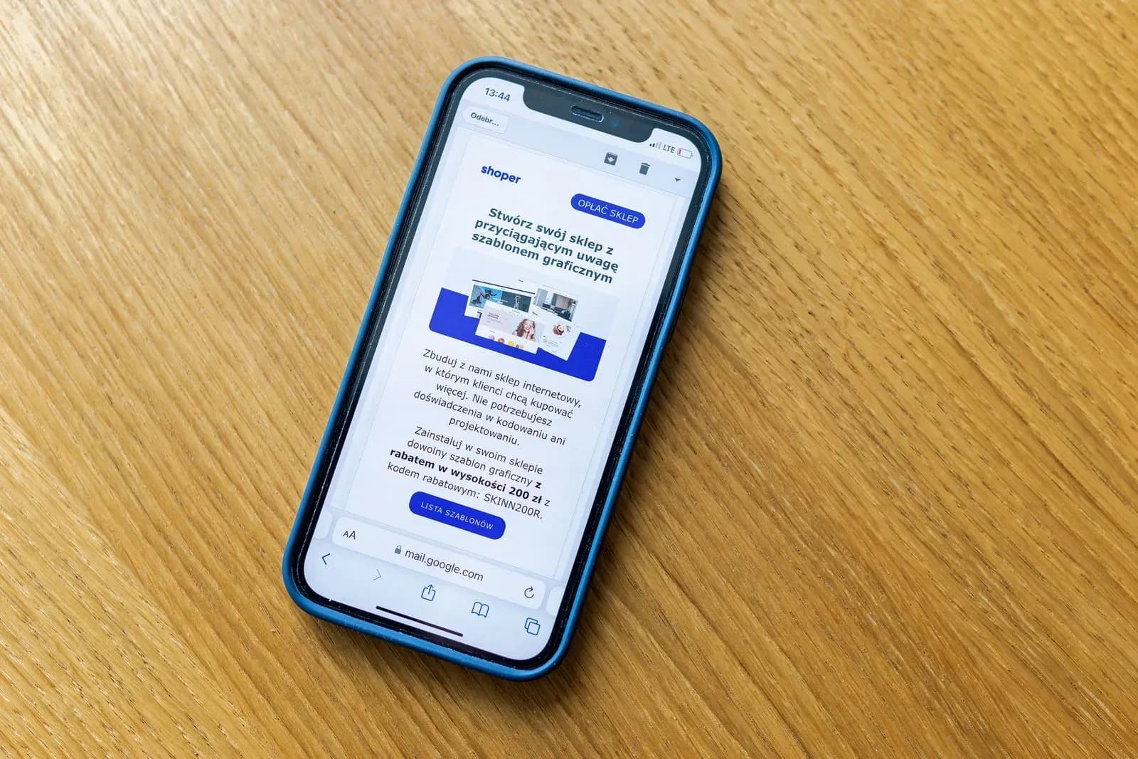 Développeur web qui teste les Core Web Vitals d'un site sur ordinateur et smartphone