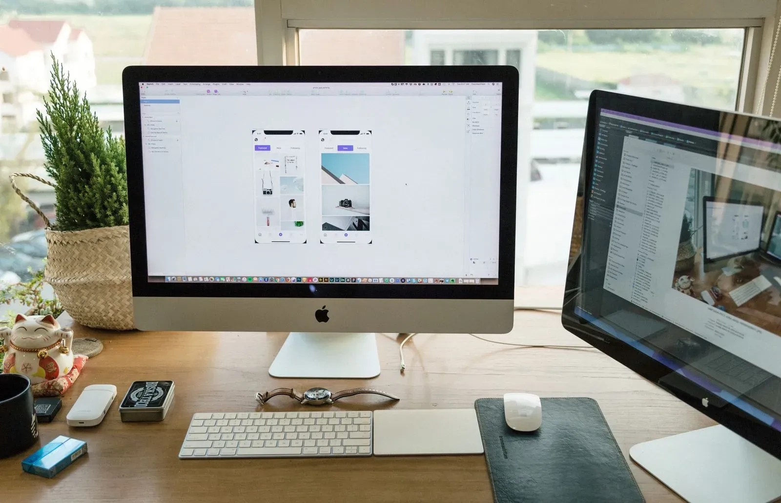 Marketeur comparant deux versions d'une page web sur deux écrans pour un A/B testing