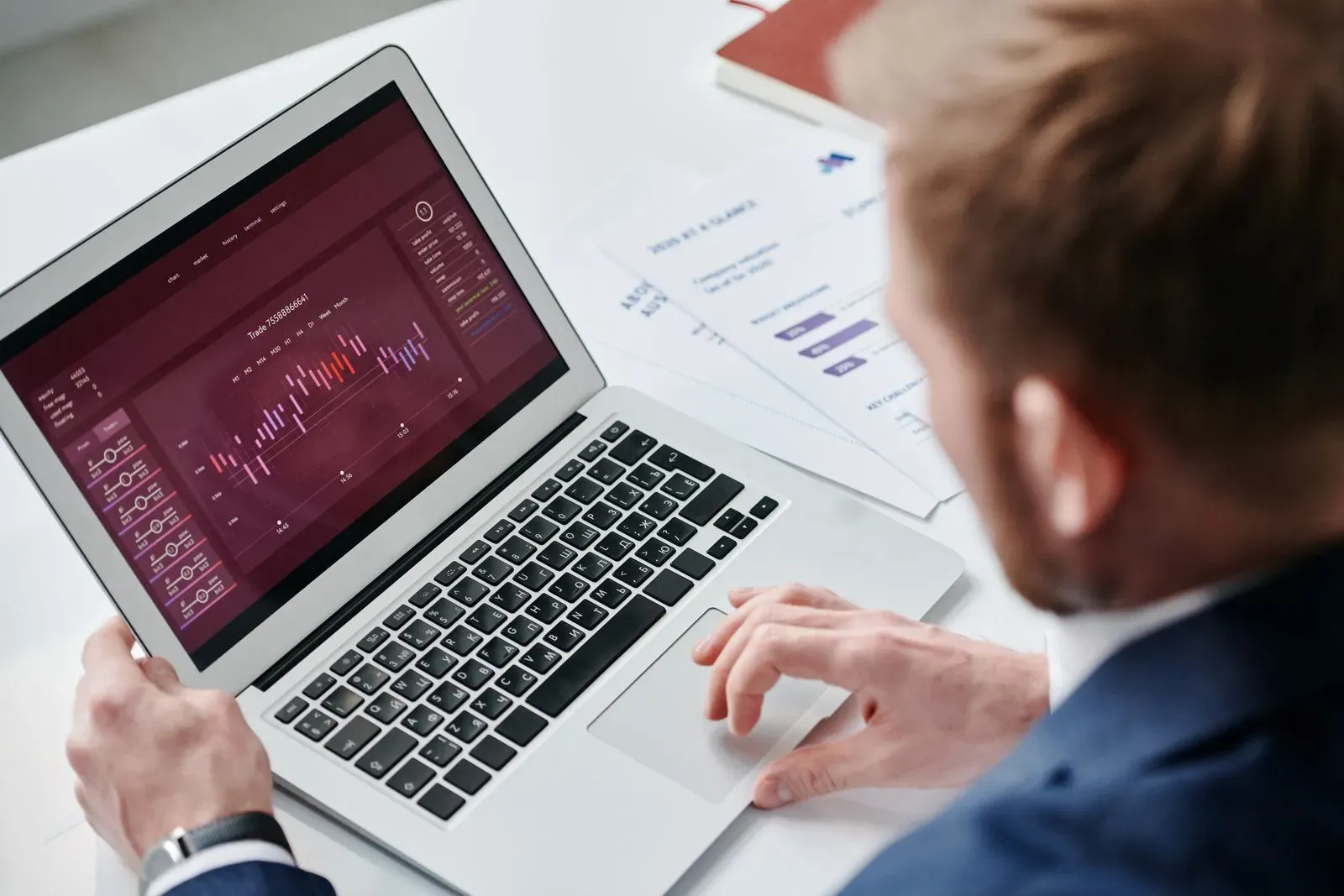 Responsable commercial analysant les scores de leads dans un CRM sur son ordinateur