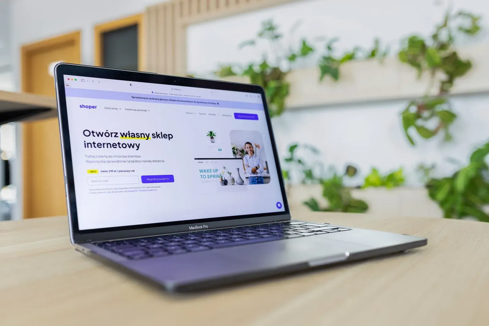 Responsable marketing qui construit un scénario de marketing automation sur son ordinateur
