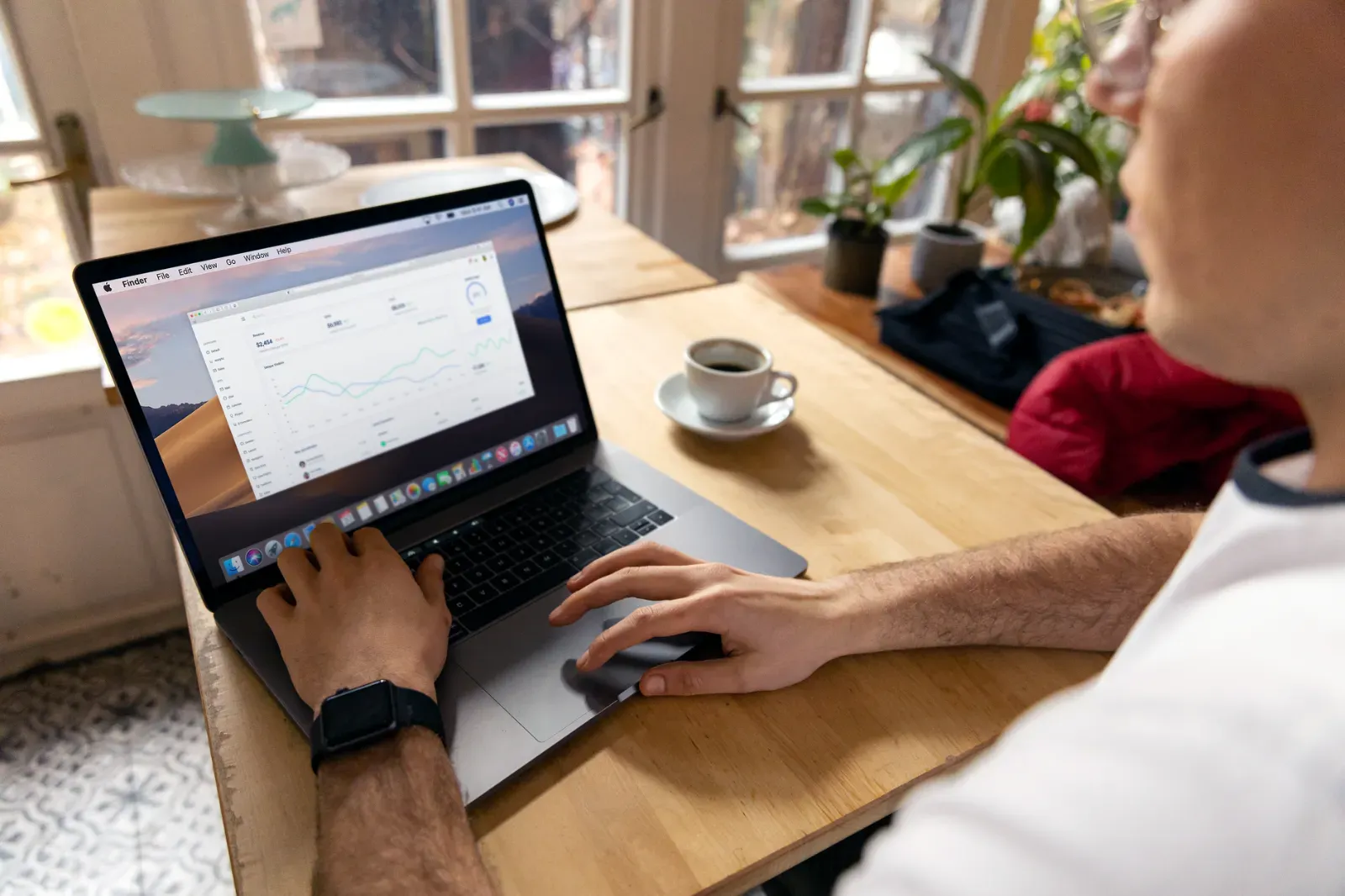 Responsable marketing analysant le taux de rebond d'un site sur un tableau de bord analytics