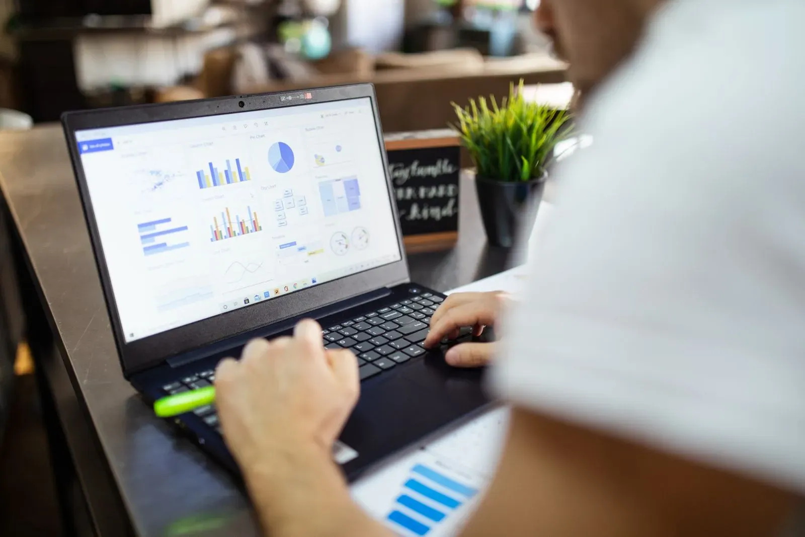 Analyste qui passe en revue l'export d'un audit de maillage interne dans un tableur
