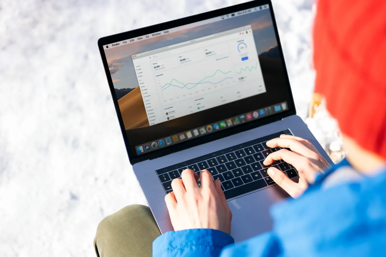 Responsable marketing qui analyse les statistiques du site avant une refonte