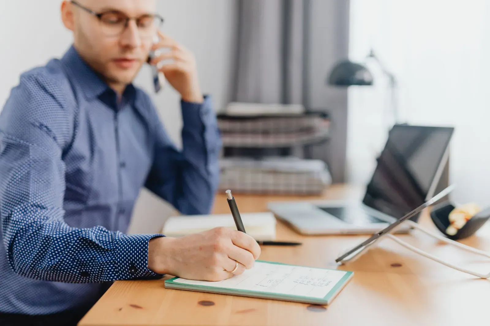 Commercial en prospection téléphonique B2B prenant des notes
