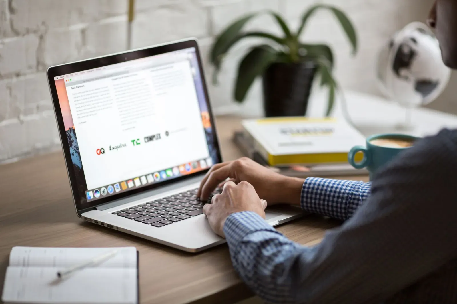 Responsable marketing rédigeant un contenu expert pour attirer des leads B2B