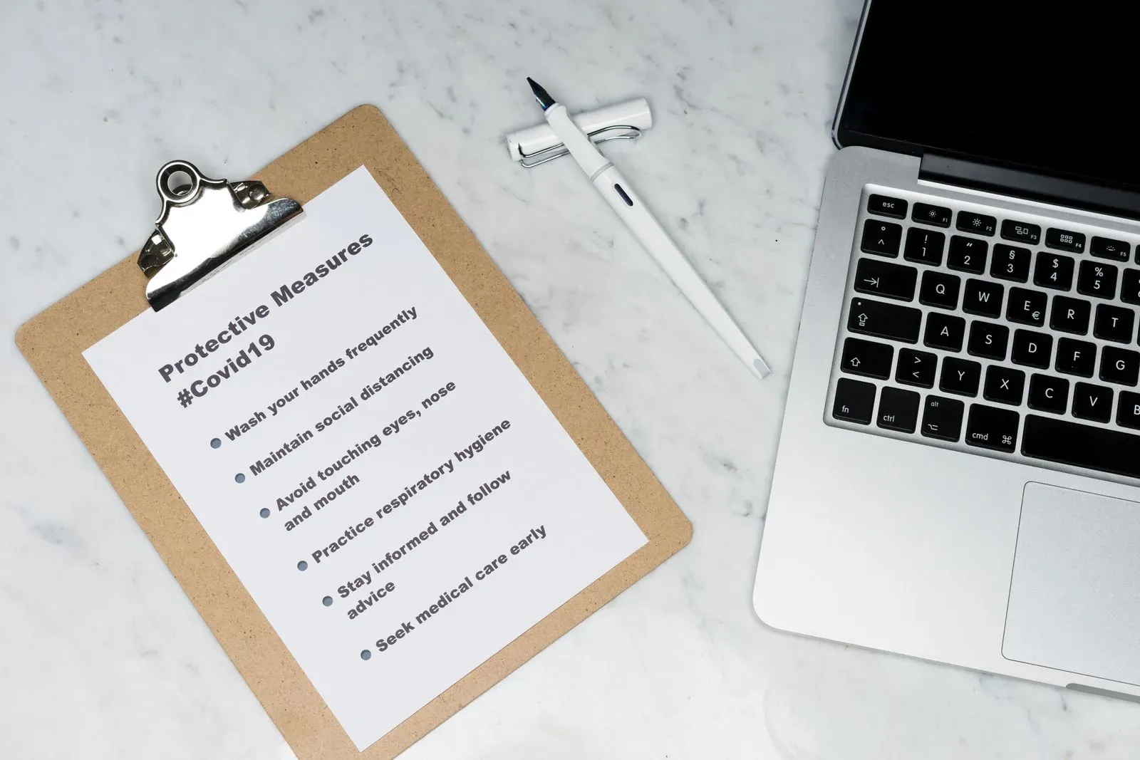 Chef de projet qui coche une checklist de refonte de site sur papier