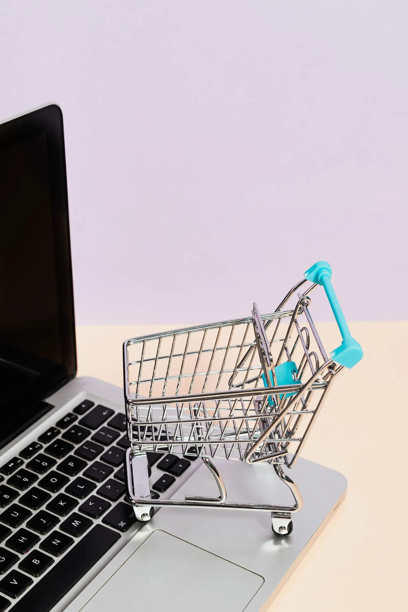 Shopping cart on a laptop for an online store losing organic traffic