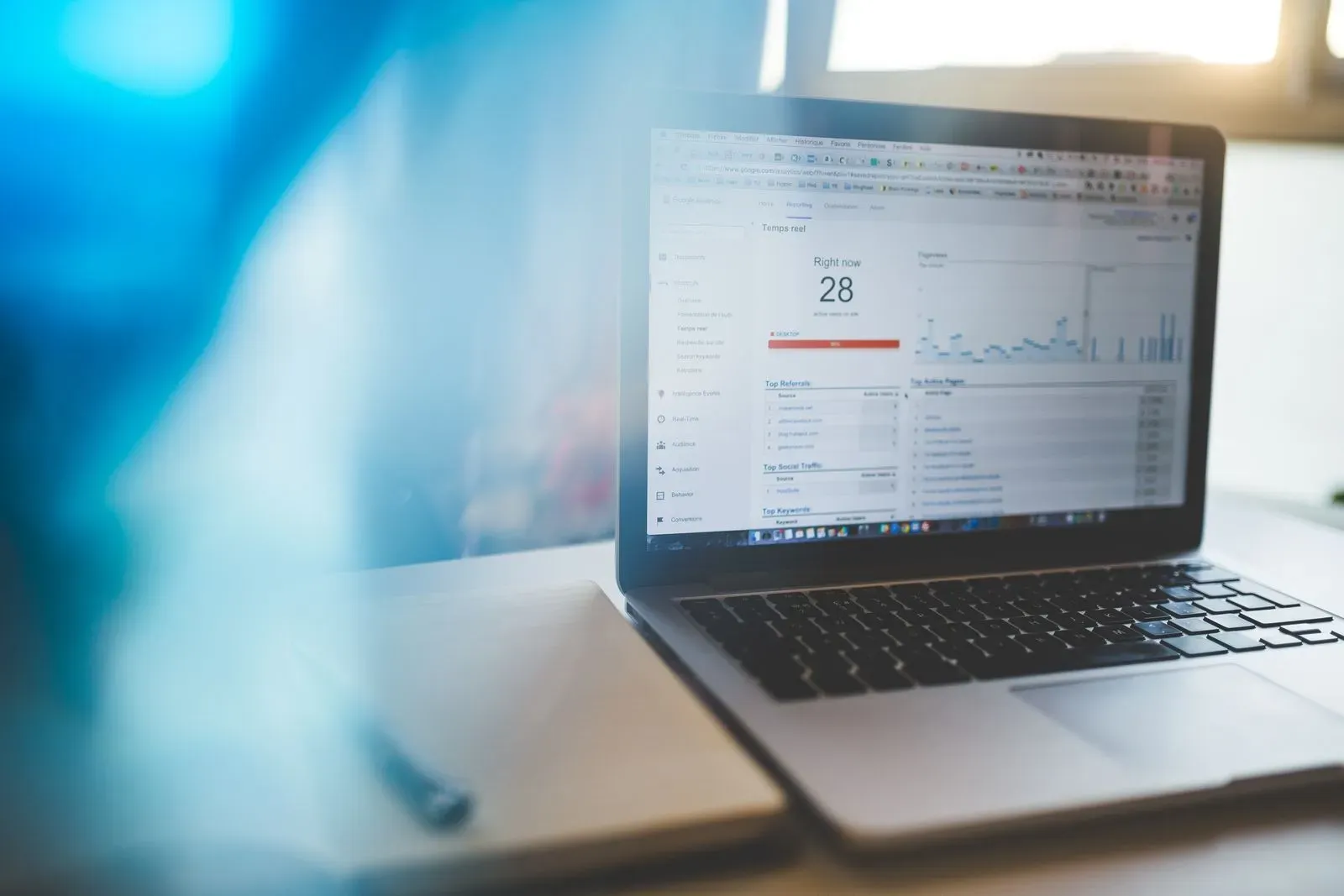 Consultant SEO qui réalise un audit SEO d'un site sur son ordinateur portable