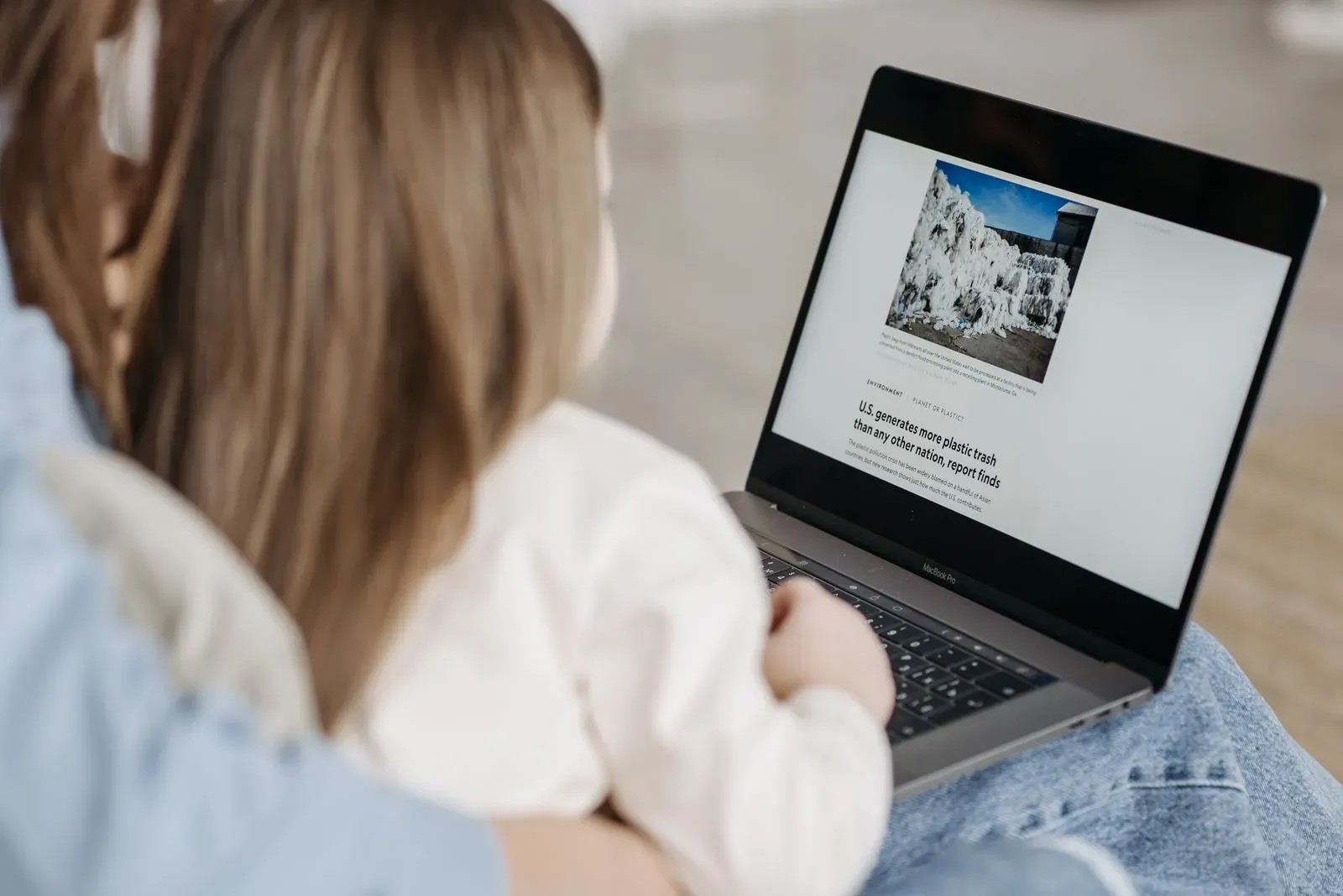 Lectrice qui clique sur un lien interne dans un article de blog sur ordinateur portable