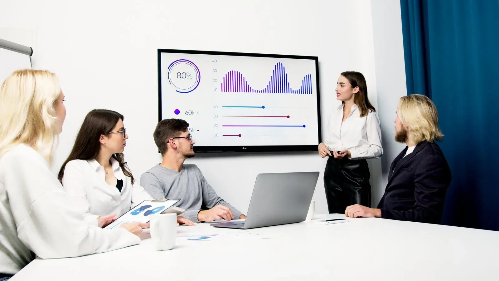 Équipes marketing et commerciale qui examinent les données CRM pour aligner leur marketing automation