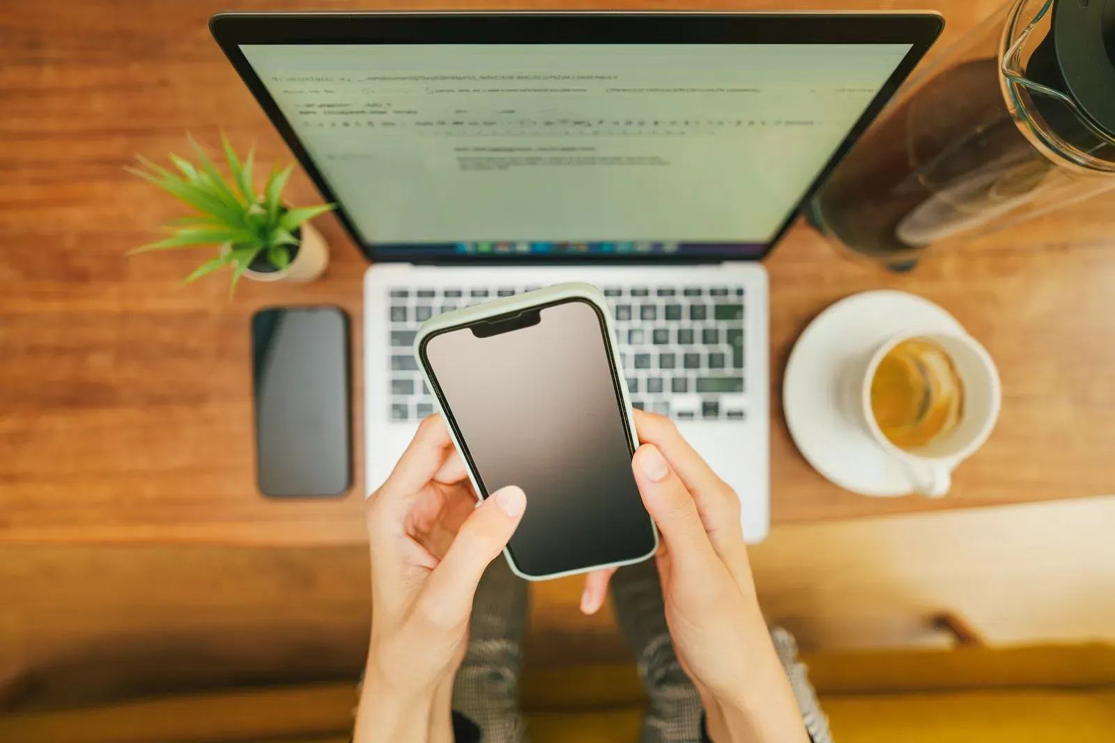Prospect B2B qui lit sur son smartphone un e-mail envoyé par un scénario de marketing automation