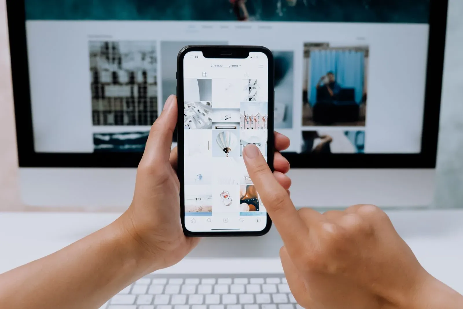 Visiteur consultant une page web sur smartphone, situation typique de rebond mobile